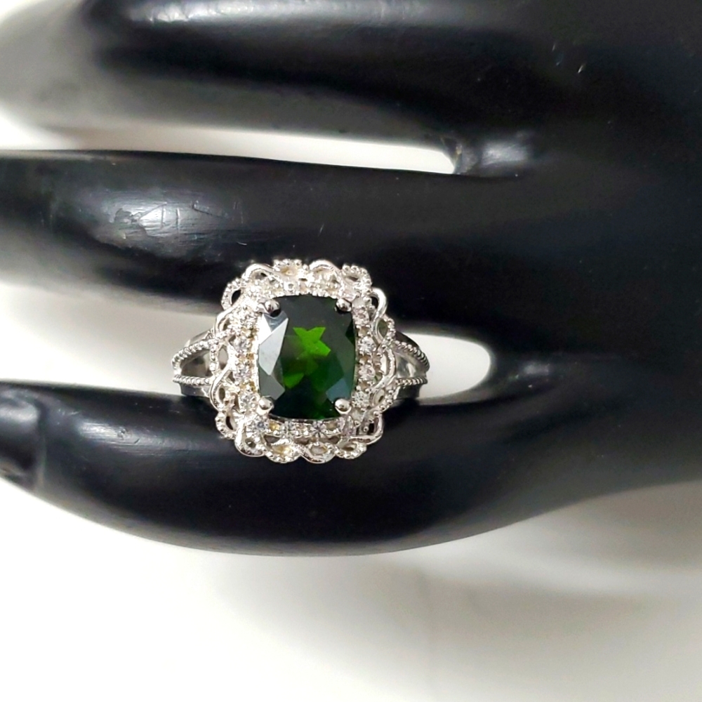 Watch Video / Sterling Silver 925 Princess Cut Emerald Ring